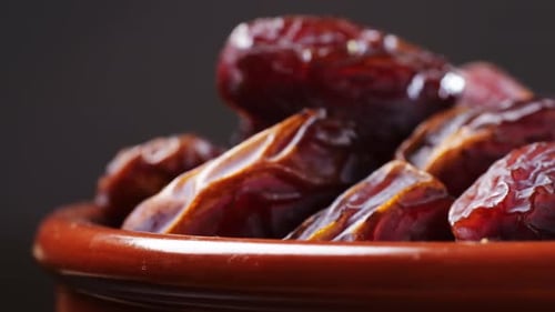 Frische Datteln, Früchte aus nächster Nähe aus der Küche, Nahaufnahme im Supermarkt, Trockenfrüchte, Vegan, Vegetarisch