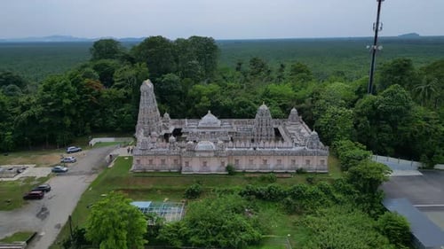 Laps de
temps sur l'architecture du temple Sri Shakti en Malaisie. Drone de vue aérienne fantastique