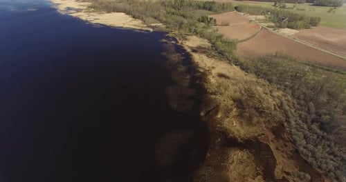 Prairies inondées au lac Burtnieks au début du printemps avec un niveau d'eau élevé