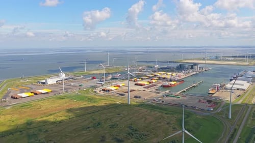 Drohnenantenne des Hafens, in der Teile von Offshore-Windturbinen für den Transport gelagert werden