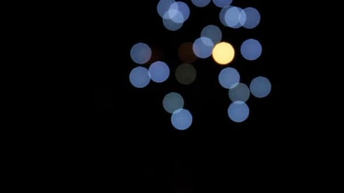 Fogos de artifício azuis explodem no céu em 4 de julho