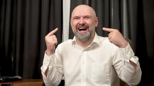 Hombre riendo y actuando irracionalmente por el exceso de trabajo en la oficina central Hombre riendo y comportándose