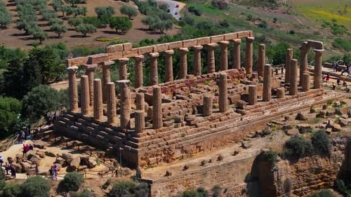 Vista aérea Cinemática sobre el Templo de Hera en el Valle de los Templos en Agrigento, Italia
