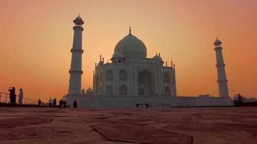 Turista que visita el Taj Mahal temprano en la mañana en Agra, India