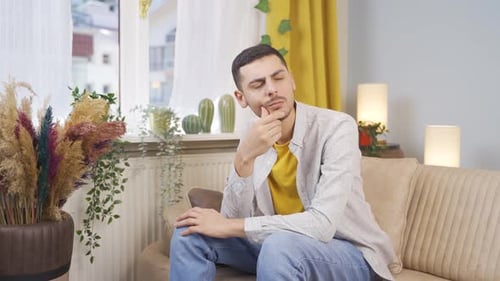 Verdächtiger Mann denkt.
