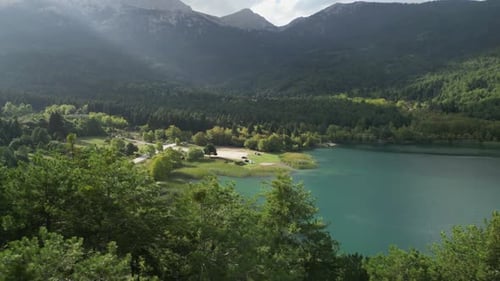 Grüne Wiese in Seenähe in den Bergen, sonnige Naturlandschaft, Luftaufnahmen