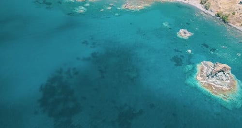 Luftaufnahme der Südküste Kretas mit türkisfarbenem Wasser und wunderschöner Landschaft.