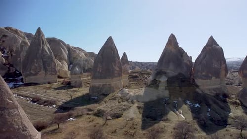 Feenkamine der Kappadokien: Geologische Pfeilerfelsformationen, die durch Erosion entstanden sind. Türkiye
.