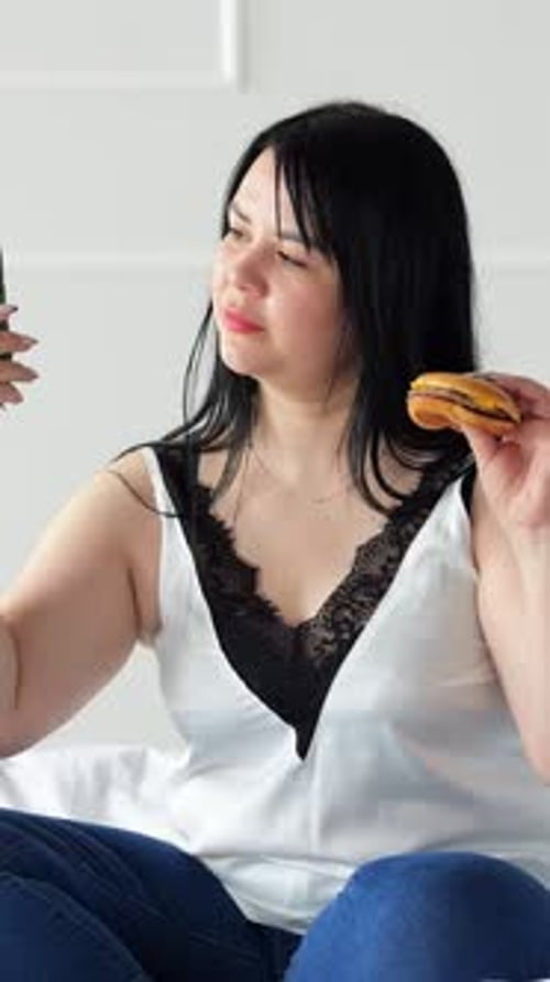 Femme tenant un concombre et un beignet décidant d'un portrait contemplatif d'une femme assise dans un style minimal lumineux