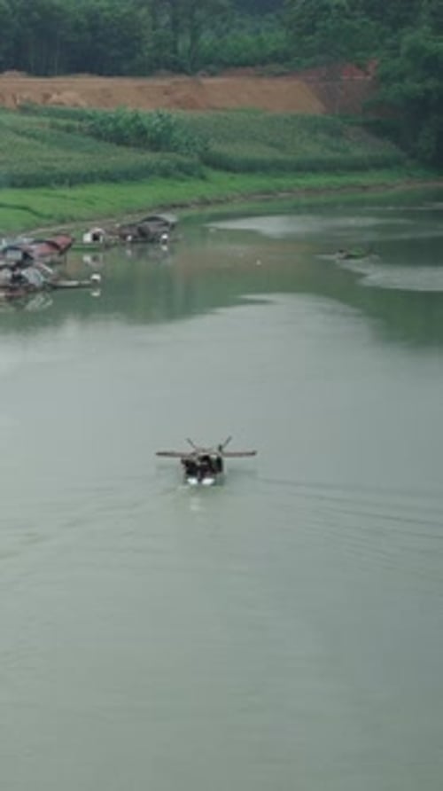 Big Calm River au Vietnam où les pêcheurs survivent en pêchant dans de petits bateaux sans moteur