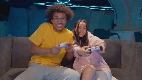 Jogadores jogando em uma sala de jogos.