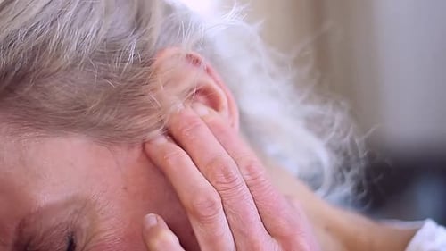 Frau mit Taubheit und Hörverlust auf grauem Hintergrund mit Menschen — Stockvideos