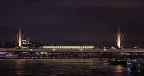 Visão noturna da Ponte do Metrô Golden Horn e da Ponte Ataturk, Istambul