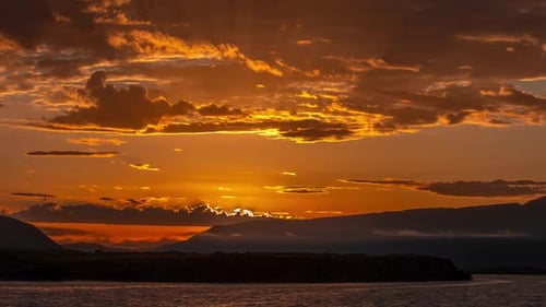 Dramatisch Sonnenuntergang über Meer und Bergen Epische warme Wolken am Himmel bewegen sich in Timelapse Island