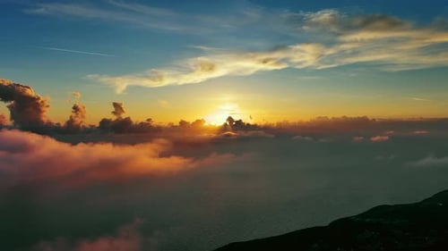 Vue aérienne des nuages lumineux du coucher du soleil