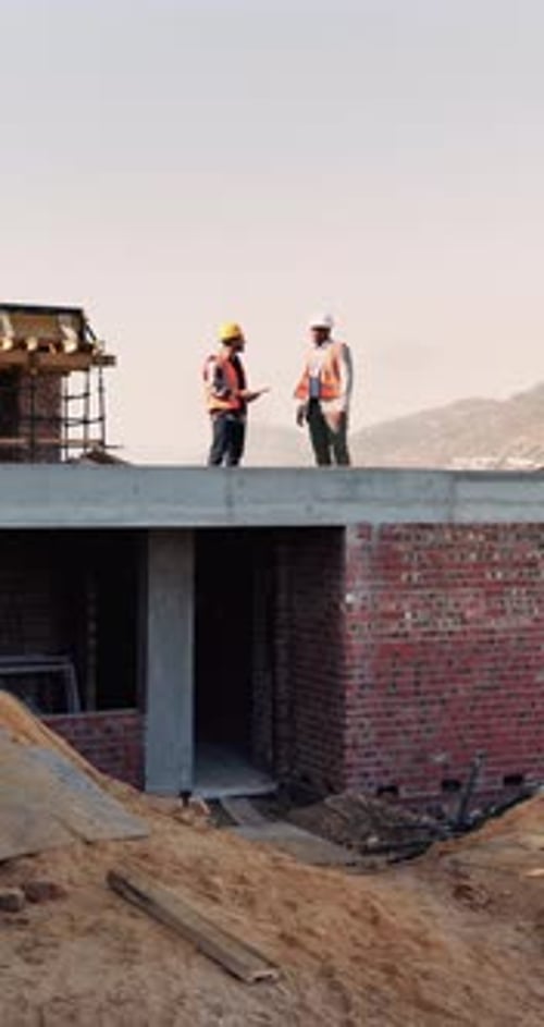 Construcción, tableta o equipo en el sitio con chocar los cinco, éxito o motivación en el proyecto de construcción