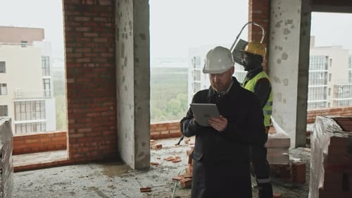 Vorarbeiter bei der Arbeit auf der Baustelle
