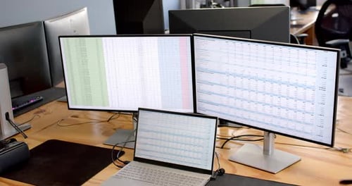 La configuración de varios monitores mejora la productividad empresarial en la oficina