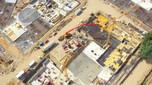 Luftbild eines neuen Hausgebäudes auf einer Baustelle.