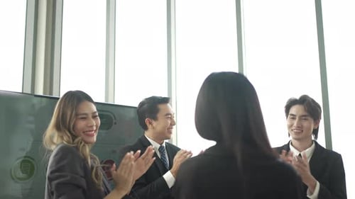 Trabalhadores de colarinho branco estão se reunindo no escritório.