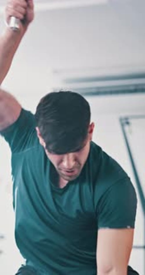 Activo, hombre y cuerda de batalla para estar en forma en el gimnasio con entrenamiento de potencia y entrenamiento de resiliencia