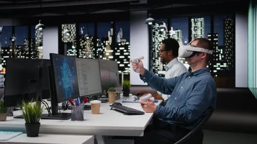 Techniker verwendet VR-Headset-Ausrüstung im Büro des Unternehmens und entwickelt Apps