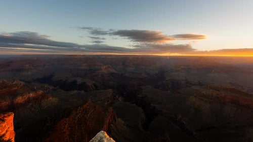 Laps de temps spectaculaire au lever du soleil Des rayons de lumière chaude remplissent le Grand Canyon Time Lapse