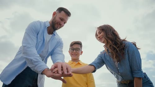 Kaukasische glückliche Familie Frau Weibliche Mutter Männlicher Mann Vater legt Stapel Hand kleiner Junge Sohn Kind Kind Kind