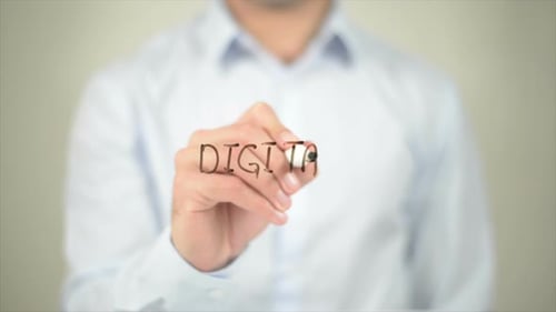 Digitaler Mann schreibt auf transparentem Bildschirm