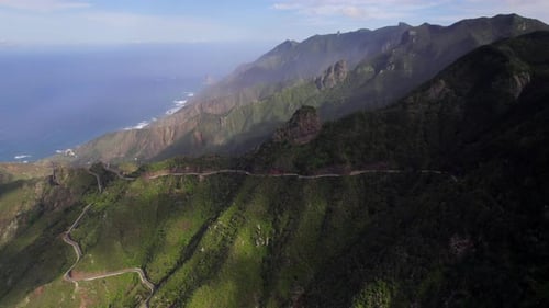 Photo prise par drone avec un magnifique paysage d'île volcanique recouverte de brouillard.
