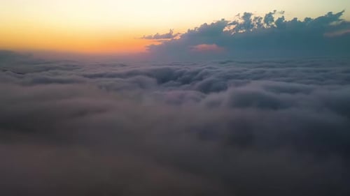 Sobrevolando las nubes con el sol tardío. Fondo de cielo colorido al amanecer o al atardecer.