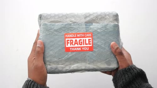 Déballage d'un colis fragile à l'aide de techniques de manipulation soigneuses