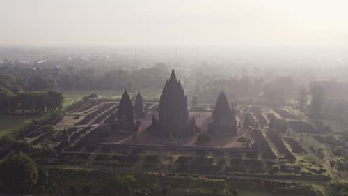 Vue matinale brumeuse du temple hindou de Prambanan à Java, vue aérienne