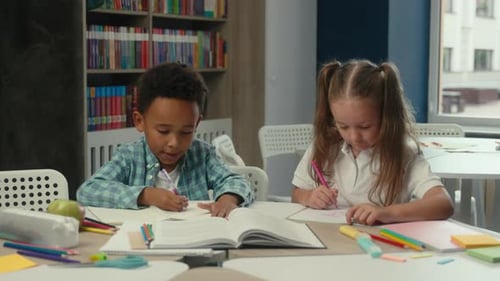 Süße kleine Kinder Multiethnische Kinder Afrikanischer Junge Kaukasisches Mädchen Schüler Schüler Schüler Klassenkameraden