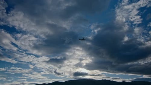 Avião voando no céu azul nublado