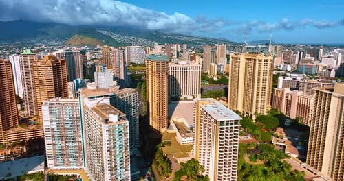 Arquitetura moderna da luxuosa Waikiki iluminada pelo sol forte.