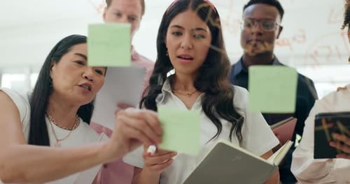 Negócios, planejamento e notas de trabalho em equipe em placa de vidro para brainstorming