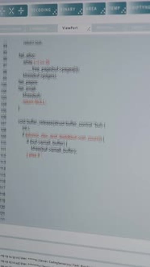 Vertikale Video-Nahaufnahme von Code, der von einem Administrator, der Software entwickelt, auf dem PC-Bildschirm eingegeben wird