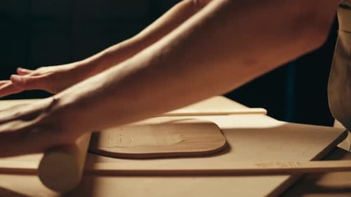 Woman Potter travaille avec de l'argile lors d'une master class sur le processus de travail en studio dans Ceramic Workshop Potter