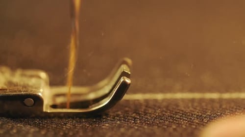 Nahaufnahme einer Nähmaschine zum Nähen von Jeans.