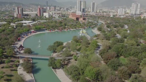 Plan orbital de fontaines à eau fonctionnant sur le Paseo Santa Lucia, Monterrey, Nuevo Leon