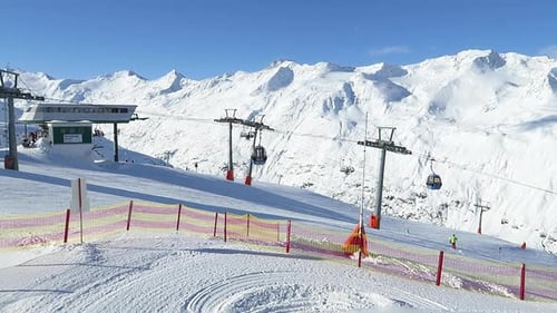 Téléphérique mobile, téléphérique avec skieur sur les pistes, slow mo