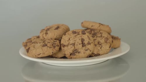 Dolly in de galletas con chispas de chocolate en un plato blanco
