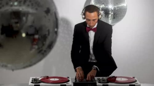 A Cool Man Djing