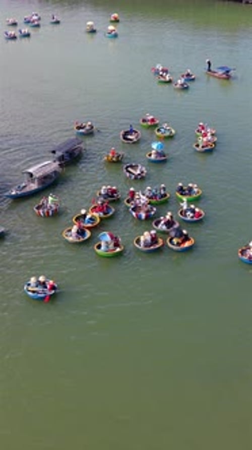 Bateaux traditionnels en cocotier qui naviguent sur la rivière à Hoi An, Vietnam