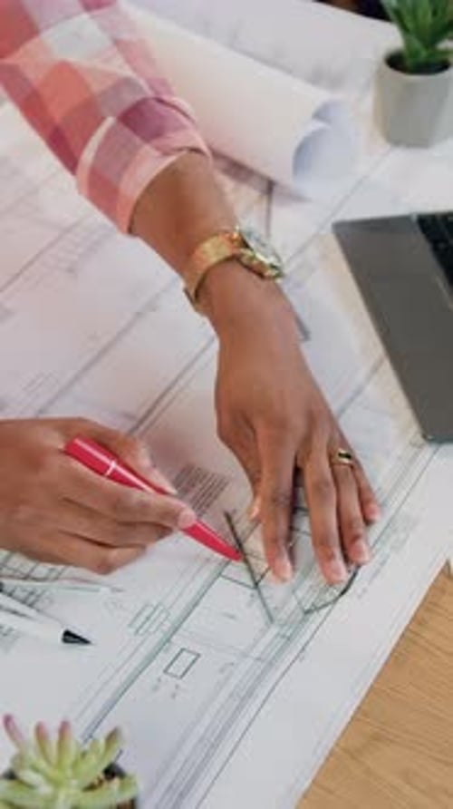 Concept de l'industrie du bâtiment dans lequel un homme-architecte qualifié, confiant et inconnu, en gilet, trace des lignes