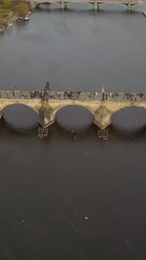 Vista aérea vertical de Praga del puente Karlov en otoño y noviembre