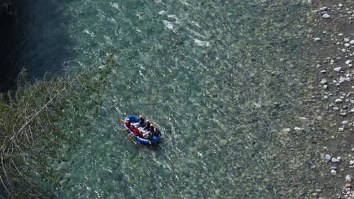 Luftaufnahme des Wildwasser-Rafting-Abenteuers auf dem Pristine River