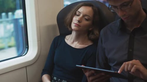 Frau schläft beim Reisen im Zug ein