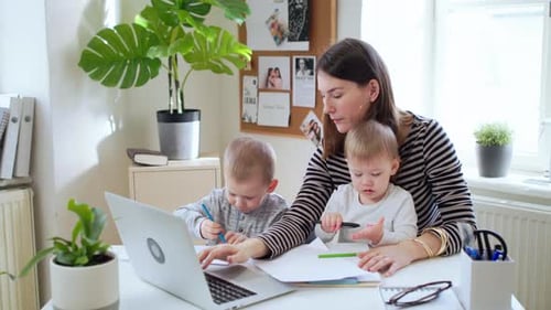 Madre con dos niños pequeños que trabajan en la oficina doméstica, concepto de cuarentena